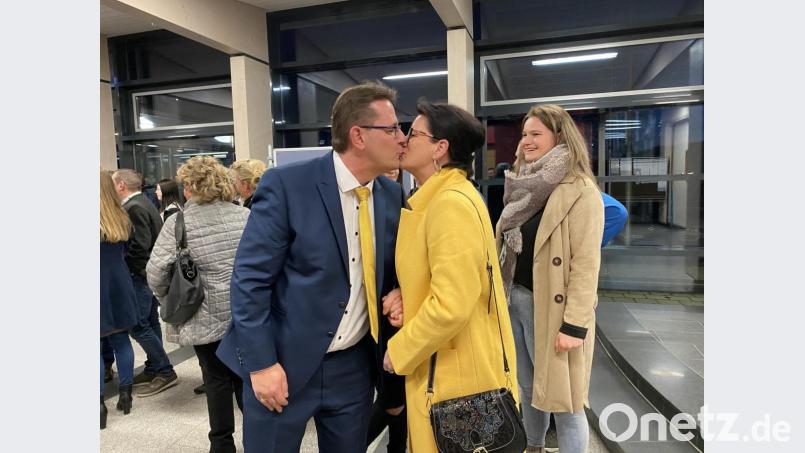 Küsschen von Gattin Gisela für den vorläufigen Sieger, Oliver Mutterer. Bild: Eichl