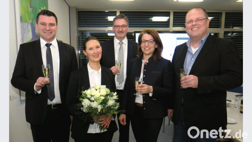Thomas Ebeling (links) konnte mit Ehefrau Sina, Pressesprecher Hans Prechtl, der CSU-Fraktionsvorsitzenden Martina Englhardt-Kopf und Kreisrat Thomas Brandl (von links) frühzeitig auf den Wahlsieg anstoßen. Der amtierende Landrat fuhr ein überragendes Ergebnis ein. Bild: Rudolf Hirsch
