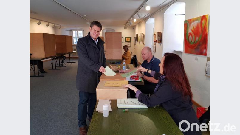 Er ist guter Dinge: Benjamin Zeitler, OB-Kandidat der Weidener CSU, bei seiner Stimmabgabe im Alten Rathaus. Bild: exb