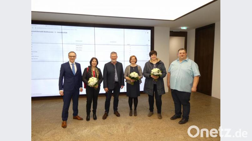 Blumen überreichte Bernd Sommer (von links) an seine Frau Doris sowie an Maria Wurm (neben Johann Wurm) sowie an Tanja Kruppa, der Lebensgefährtin von Helmut Zeitler. Bild: Ferdinand Sperber/exb