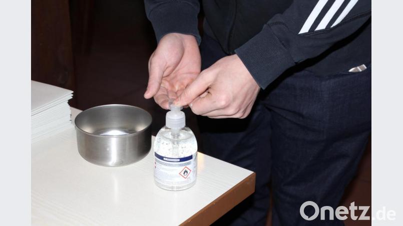 Das angebotene Desinfektionsmittel wurde von Vielen in Anspruch genommen, wie hier im Bauer-Haus in Mitterteich. Bild: kro
