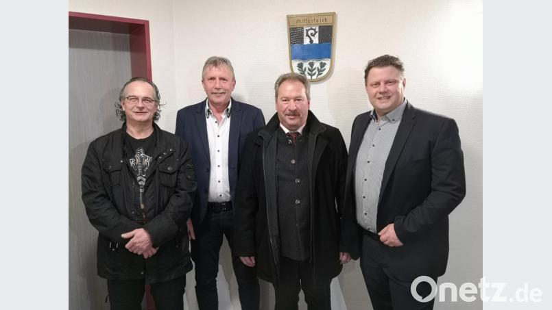 Stefan Grillmeier (rechts) trifft in zwei Wochen in der Stichwahl auf Heribert Hegen (links). Johann Brandl (Zweiter von rechts) landete auf Platz drei, Bernhard Thoma auf Platz vier. Bild: lnz