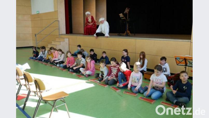 Wolferl und Nannerl Mozart zeigen sich schwer beeindruckt vom musikalischen Können der Ebermannsdorfer Schulkinder. Bild: wec