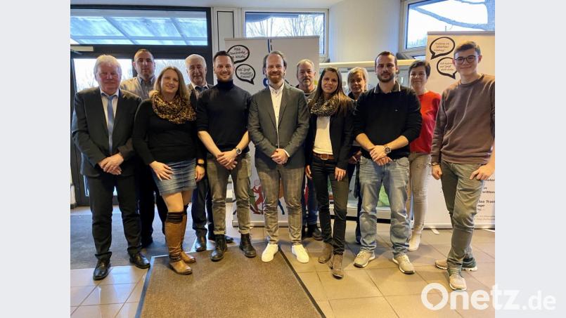 Die neue Vorstandschaft des TC Postkeller: Die Hoffnungen ruhen auf dem 36-jährigen Heiko Hauer (Sechster von links), der einstimmig zum Vorsitzenden gewählt wird. Bild: Eichl