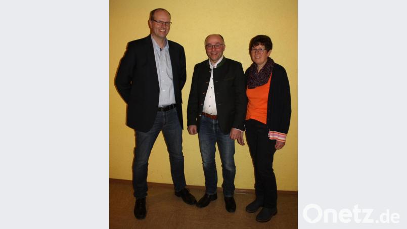 Albert Nickl (Mitte) freut sich über sein bisher bestes Ergebnis und geht in seine fünfte Amtsperiode als Bürgermeister. Ehefrau Elisabeth und Gemeindewahlleiter Werner Dobmeier gratulieren als Erste. Bild: edo