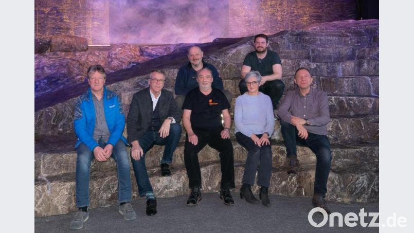 Letzte Aktion auf dem Bühnenfelsen ist für dieses Jahr ein Posing für ein Pressefoto. Karl und Tobias Schwägerl (hinten von links) sowie Vinzenz Rahn, Franz Stahl, Peter Geyer, Gaby Saller und Mirko Streich (vorne von links) werden in den kommenden Wochen die Passion 2020 abwickeln. Bild: tr