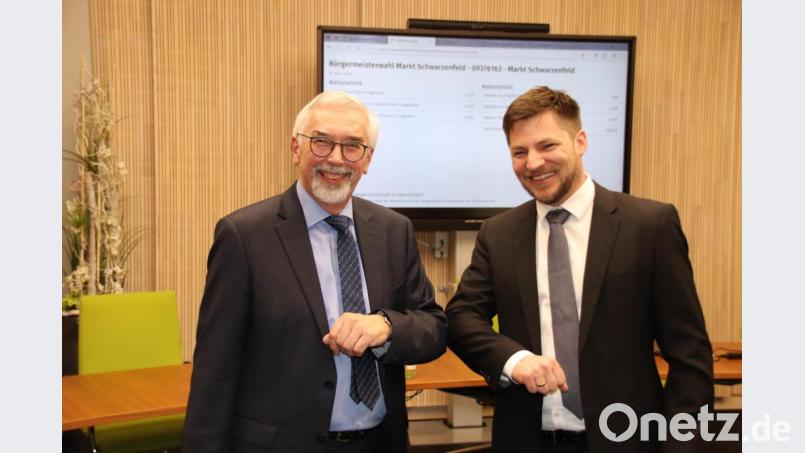 Diese Geste wird man später vielleicht einmal nicht mehr verstehen, aber in Zeiten des Coronavirus gilt es als eine akzeptable Art, sich zu begrüßen, wenn sich die Ellbogen berühren – so wie hier bei Bürgermeister Manfred Rodde (links, CSU) und seinem Nachfolger Peter Neumeier (rechts, ÜPW). Bild: Thomas Dobler