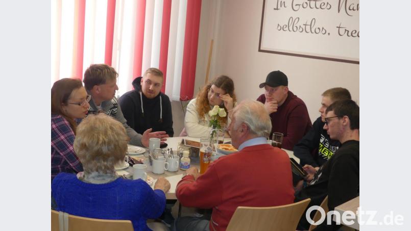 Mit Kuchen, Torten, Kaffee und kalten Getränken lockt die Feuerwehr ins Wahl-Café. Bild: rn