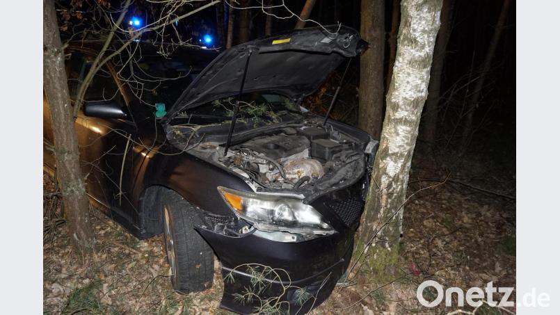 Der Unfallwagen am Baum Bild: jma