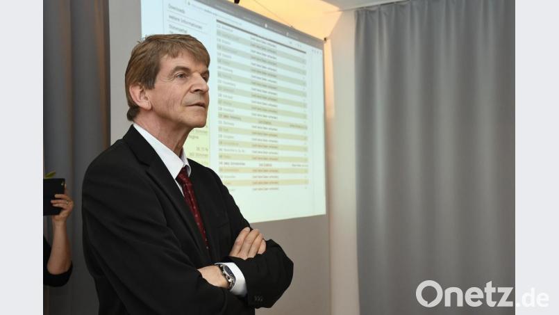 Gefasst verfolgt SPD-Landratskandidat Michael Rischke im Landratsamt die einlaufenden Ergebnisse und ist am Ende „nicht total enttäuscht“. Als „Realist“ hat er sein Abschneiden „im Hintergrund ähnlich kalkuliert“. Bild: Petra Hartl