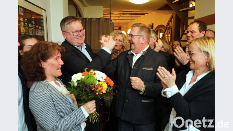 Blumen für Ehefrau Christiane und ein Handschlag von Bürgermeister Martin Preuß: Der wiedergewählte Oberbürgermeister Michael Cerny (Zweiter von rechts) war erleichtert. Bild: Wolfgang Steinbacher