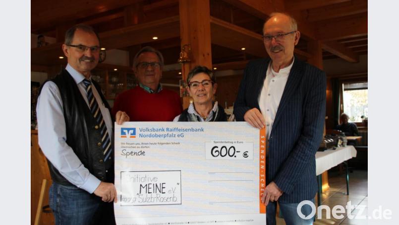 Lorenz Gebert (links) hat sich zu seinem 70. Geburtstag anstatt Geschenken Spenden für die Initiative „Meine“ gewünscht. Einen Scheck über 600 Euro überreicht der Jubilar an Manfred Lilla sowie Elisabeth und Christian Nerlich (ab Zweiter von links) vom Vorstand der Hilfsorganisation. Bild: ads