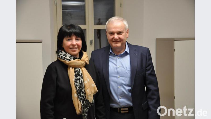 Dass Günter Kopp (CSU) Bürgermeister der Gemeinde Kulmain bleiben würde, war von vornherein klar. Seine Frau Theresia gratulierte dem einzigen Bewerber zu seinem Ergebnis. Bild: ak