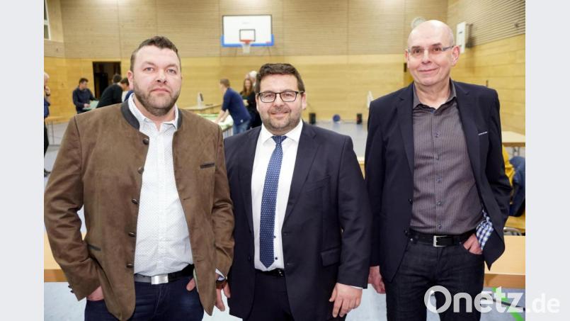 Sie saßen in einem Boot und führten einen fairen Wahlkampf. Anton Dornheim von der SPD (rechts) schied aus dem Rennen aus. Adrian Scheitler von der IWG (links) und Thomas Kaufmann (parteilos, Mitte) müssen in die Stichwahl. Bild: bkr