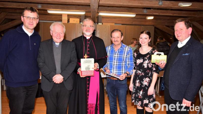 Für den Oberhirten der Diözese Eichstätt gab es in Illschwang vielfältige Möglichkeiten der persönlichen Begegnung. Bild: no