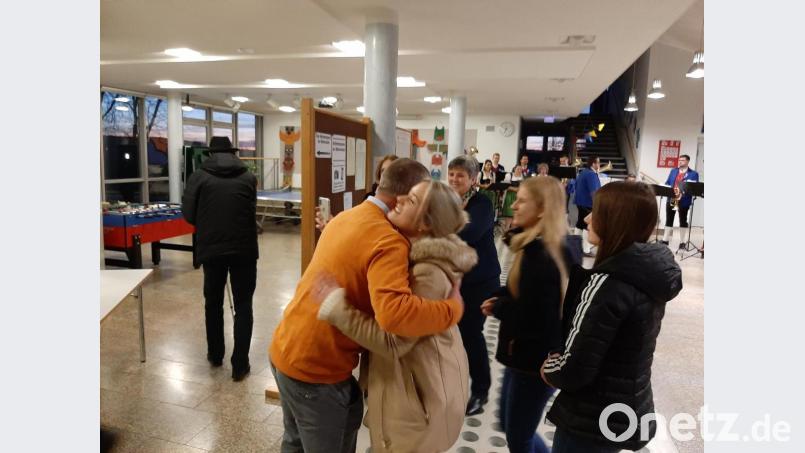 Die Töchter gratulieren ihrem Papa Dietmar Schaller zum Wahlsieg. Bild: ise