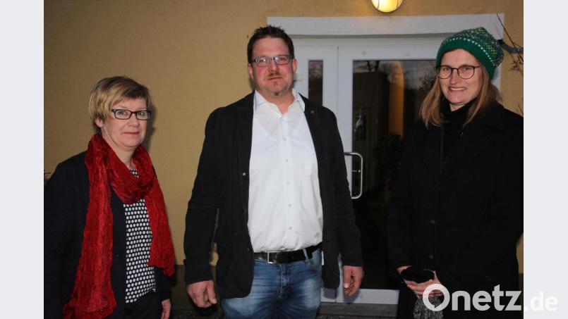 Stephan Schübel (mitte) setzte sich klar gegen seine beiden Konkurrentinnen Isgard Forschepiepe (links) und Ute Döhler (rechts) durch. Bild: kro