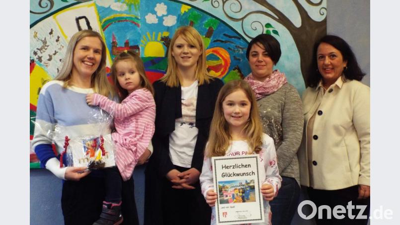 Zwergenland soll die neue Ammerthaler Kindertagesstätte heißen (von links): Julia Michl-Dobmann mit (auf dem Arm) Klara und Tochter Emma, Katharina Reiff, Susanna Honig und Bürgermeisterin Alexandra Sitter. Bild: e