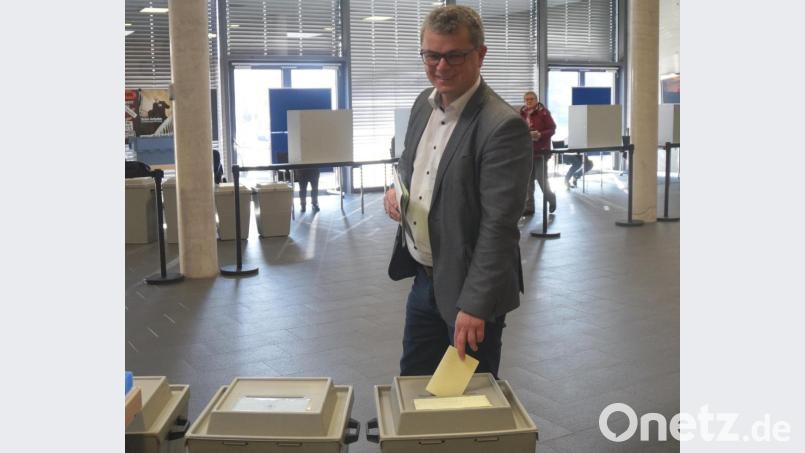 Amtsinhaber Martin Birner hatte am Sonntagvormittag seine Stimme im Wahllokal in der Schwarzachtalhalle abgegeben. Abends durfte er jubeln: Mit 73,5 Prozent der Wählerstimmen kürten ihn die Neunburger erneut zum Bürgermeister. Bild: weu
