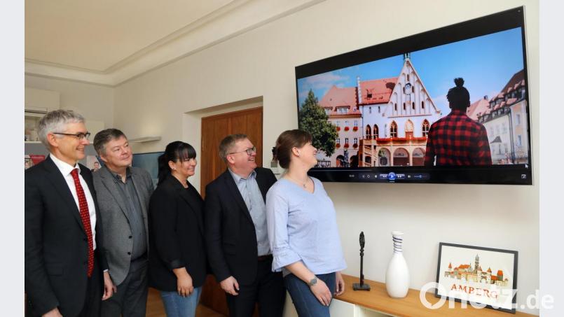 Bei der Pressekonferenz zur Vorstellung des Werbefilms &quot;Fachkräfte&quot; im Rathaus. Von links: Rolf Pfeiffer (IHK Amberg-Sulzbach), Karlheinz Brandelik (Wirtschaftsförderung), Zorka Dotto (Stadtmarketing), OB Michael Cerny und Ina Bogner (Stadtmarketing). Bild: Wolfgang Steinbacher