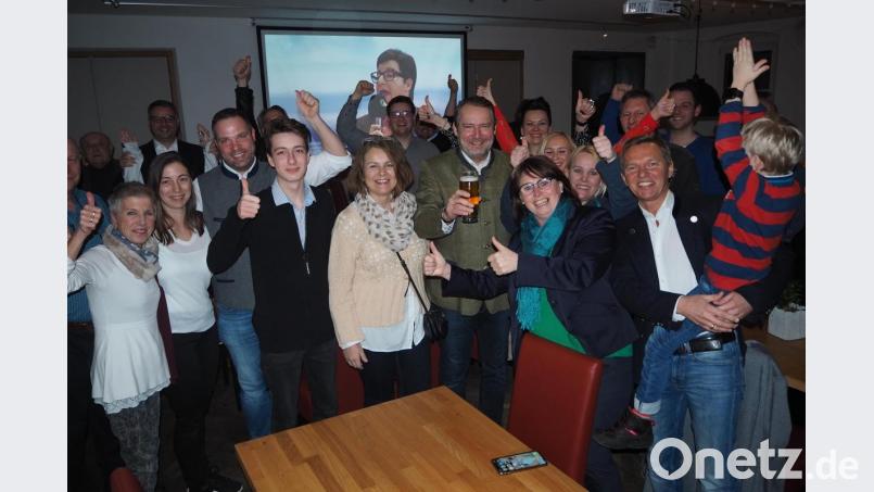 Der künftige Bürgermeister von Nabburg, Frank Zeitler (Mitte; mit Bierglas), wurde von den versammelten Freunden und Parteikollegen mit stürmischen Jubel empfangen. Bild: bl