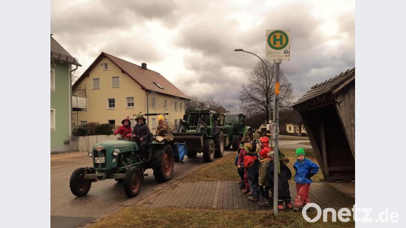 Mit drei Traktoren fahren die Räuberwald-Kinder an ihrem Bulldog-Day in den Wald. Bild: exb