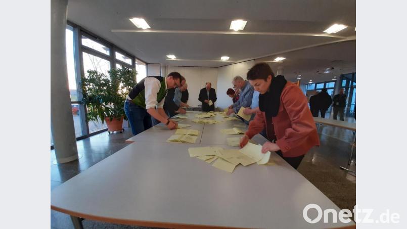 Die Pirker Wahlhelfer leeren die Urnen. Für die Bürgermeisterkandidaten beginnt die Zeit des Wartens. Bild: ise