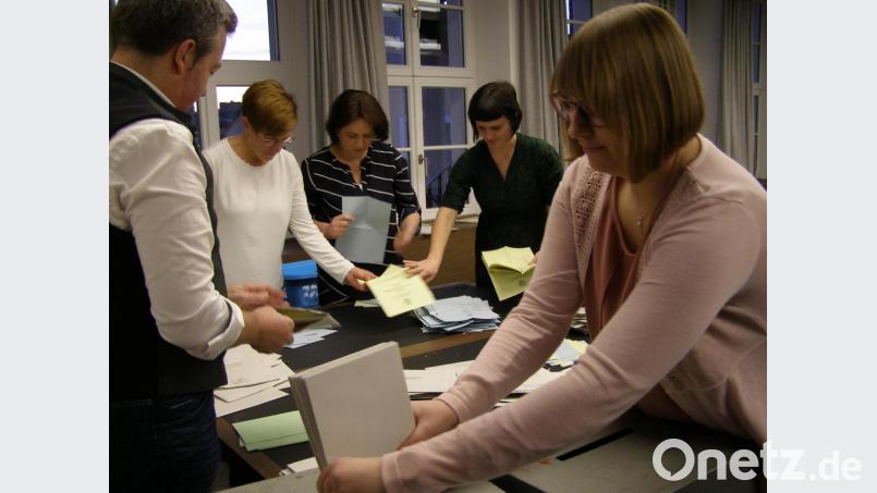 Bei der Auszählung im großen Sitzungssaal Bild: pz