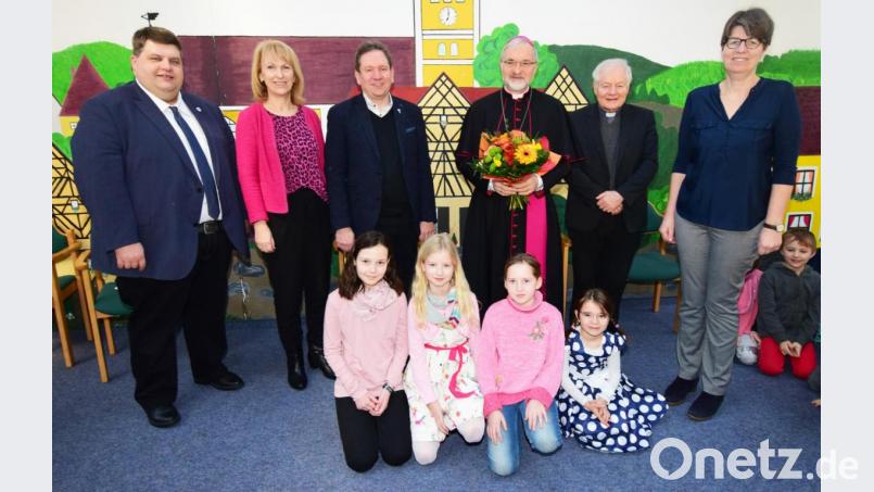 Beim Besuch in der Schule (von links): Bürgermeister Dieter Dehling, die Schulverbandsvorsitzende Brigitte Bachmann, Pfarrer Konrad Willi, Bischof Gregor Maria Hanke, Dompropst Alfred Rottler, Rektorin Gabi Pirner und die Kinder, die ein Gedicht vortrugen und einen Blumenstrauß überreichten. Bild: no