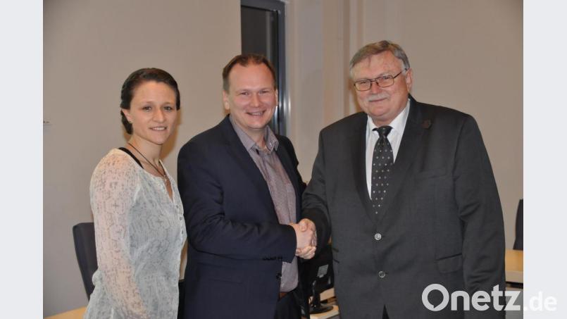 Manfred Porsch (rechts) gratuliert seinem Sohn Christian zur gewonnen Wahl. Mit auf dem Bild ist auch Christian Porschs Ehefrau Carolin. Bild: ak