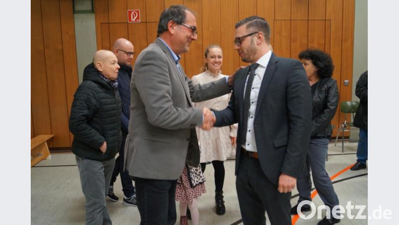 Neben der Familie zählt CSU-Chef Markus Dobmeier mit zu den ersten Gratulanten für Ernst Lenk zum großen Wahlsieg. Bild: du