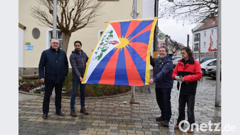 Vor dem Pfreimder Rathaus weht seit Dienstag die Flagge Tibets. Die Stadt will damit ihre Solidarität mit allen unterdrückten Völkern zum Ausdruck bringen. Initiiert haben die Aktion Kurt Stangl (rechts) und Ludwig Rauch (Zweiter von rechts). Bild: bnr