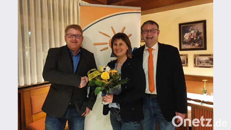 Hans Martin Grötsch (rechts) ist über sein Ergebnis bei der Landratswahl und den neugewählten Bürgermeister von Königstein, Bernhard Köller (links) überglücklich. Auch Doris Lehnerer gratuliert beiden. Bild: gut
