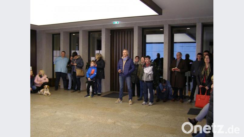 Ins Foyer waren viele Besucher gekommen und verfolgten, wie nach und nach die einzelnen Ergebnisse aus den Stimmlokalen einliefen. Bild: pz