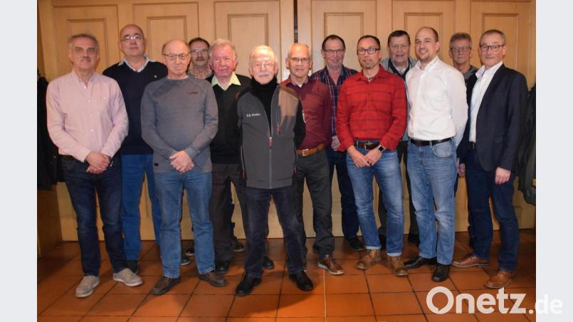 Unter dem Namen „Krieger- und Reservistenkameradschaft Rieden e.V.“ haben sich die Riedener Reservisten und die Krieger- und Reservistenkameradschaft zusammengeschlossen. Dazu gratulierte Bürgermeister Erwin Geitner (rechts) dem neu gewählten Vorsitzenden Jochen Lehr (Dritter von rechts), dem Zweiten Vorsitzender Herbert Popp (links daneben) sowie dem gesamten Gremium. Bild: bö