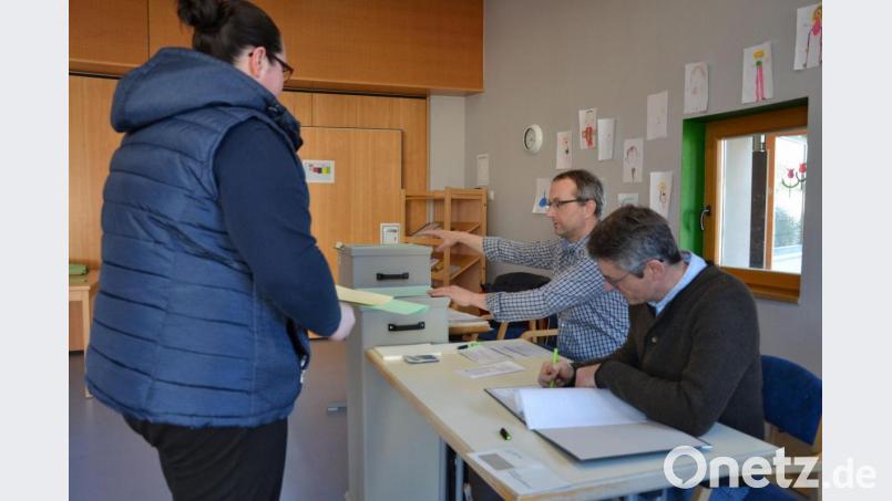 Stefan Hammer (rechts) und Jürgen Schröther (links daneben) sind zwei von insgesamt rund 500 Amberger Wahlhelfern. Für 45 von ihnen musste Wahlleiter Martin Schafbauer wegen des Coronavirus kurzfristig Ersatz finden. Bild: tk