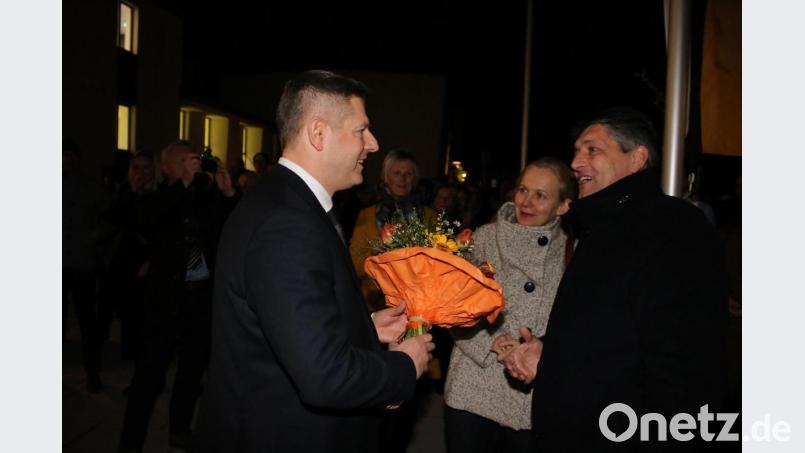 Wahlleiter Lorenz Kraus überreicht einen Strauß Blumen an Bürgermeister Edgar Knobloch. Bild: sne