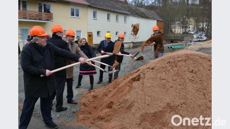 Beim Spatenstich legten Zweiter Bürgermeister Peter Gold, Bereichsleiter Planung und Bau der Regierung der Oberpfalz Peter Thumann, Leiter des Sachgebiets Städtebau der Regierung der Oberpfalz Dr. Hubert Schmid, Elisa Scheibl vom Planungsbüro Narr-Rist-Türk, Bürgermeister Franz Stahl, Stadtbaumeister Andreas Ockl und Landschaftsarchitekt Manfred Neidl an den Schaufeln Hand an. Bild: sfo