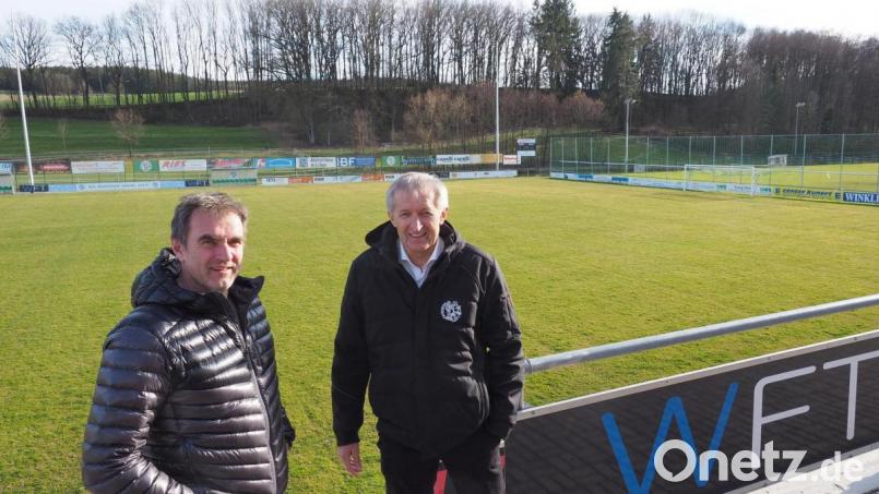 Teammanager Franz Wittich (rechts) und Thomas Milde, Vorstand der DJK Gebenbach, nehmen die Zwangspause im Fußball noch entspannt.. Bild: ref
