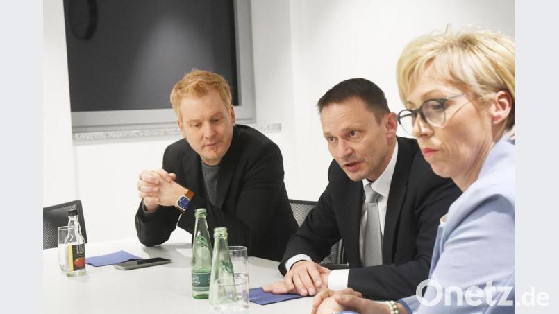 Im zweiten Anlauf wird Jens Meyer (Mitte) die Wahl gewinnen, sind Roland Richter (links) und Sabine Zeidler überzeugt. Bild: Gabi Schönberger