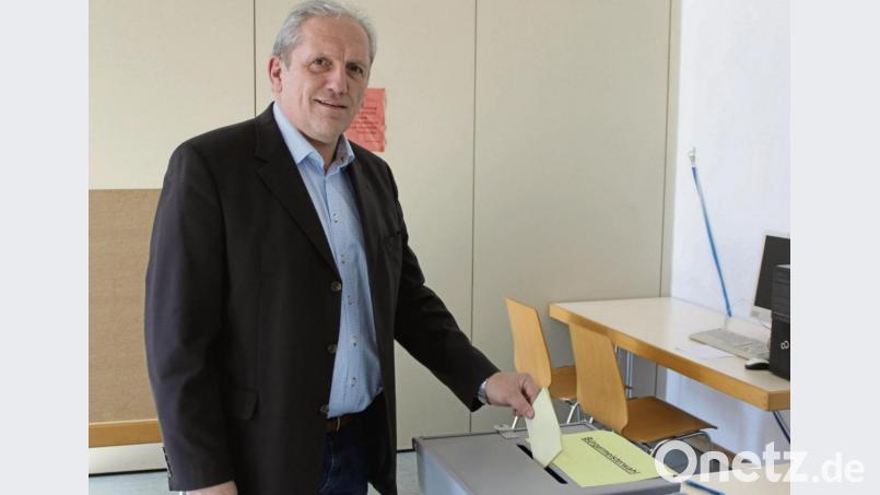 In aller Gelassenheit gab Bürgermeister Werner Prucker seine Stimme ab. Er hatte keinen Gegenkandidaten und durfte schon vor der Auszählung guter Hoffnung sein, dass er die Geschicke in Reuth weiterhin lenken darf. Bild: fks
