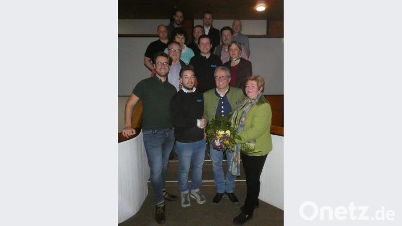 Im Kreis seiner Familie und des CSU-Ortsverbands feierte Toni Dutz (vorne, Zweiter von rechts) seinen Wahlsieg. Bild: fua