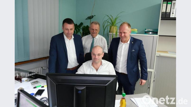 Besuch im Wahlamt und Blick auf die Ergebnisse der Schnaittenbacher Bürgermeisterwahl. Links Uwe Bergmann, in der Mitte Wahlleiter Dietmar Krisch, rechts Marcus Eichenmüller, sitzend Sascha Fritzsche von der Stadtverwaltung, bei dem die Einzelergebnisse zusammenliefen. Bild: usc