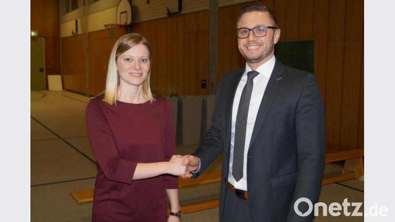 SPD-Herausforderin Nicole Bäumler erweist sich als faire Verliererin und gratuliert dem mit 76,4 Prozent der Stimmen wieder zum Bürgermeister gewählten Ernst Lenk von der CSU. Bild: du