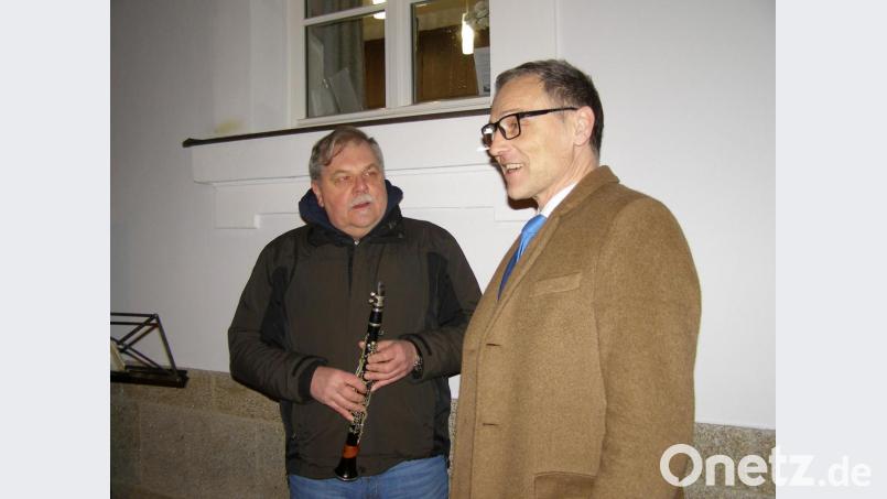 Die Stadtkapelle Waldsassen hatte sich vorm Rathaus für ein Ständchen postiert, im Bild Bürgermeister Bernd Sommer mit Dirigent Franz Bartl. Bild: pz