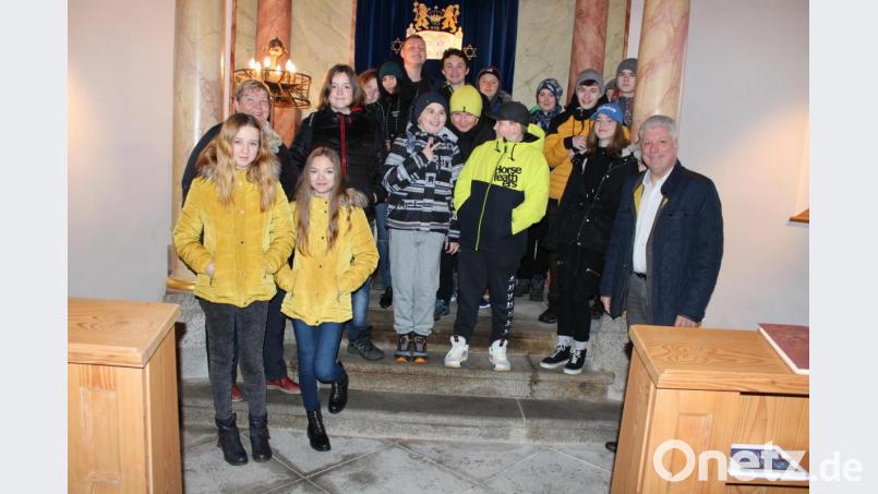 Die Schüler mit ihren Lehrkräften waren sehr beeindruckt von der KZ-Gedenkstätte Flossenbürg und der Synagoge in Floß. Bild: gi