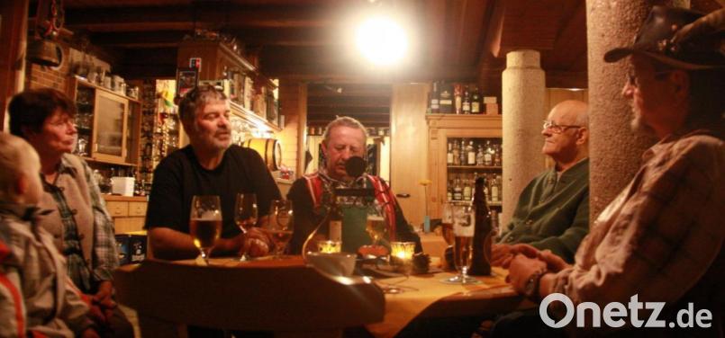 "Geschlossen bis?": Stammtisch im Weidener "Alten Schuster" mit Wirt Robert Drechsel (Dritter von links). Bild: jrh
