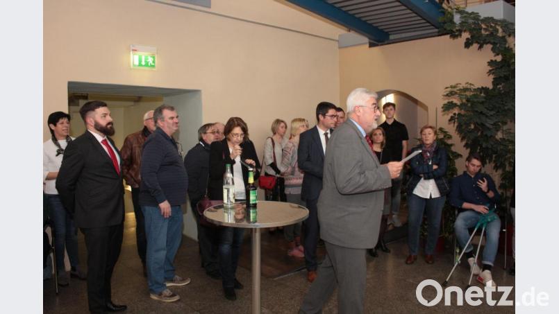 Bürgermeister Rupert Troppmann verkündet vor einem kleinen Kreis im Rathausfoyer das vorläufige Ergebnis der Bürgermeisterwahl. Bild: ui