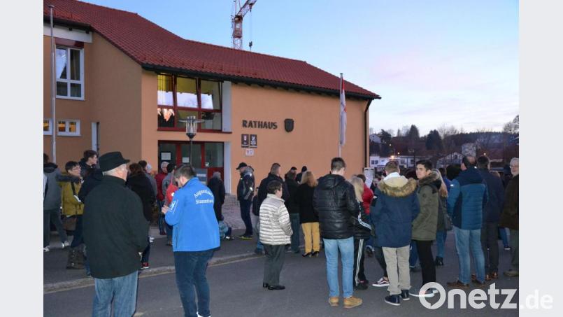 Die Kommunalwahl in Kirchenthumbach interessiert viele Bürger. Vor dem Rathaus warten sie auf die Ergebnisse. Bild: Anne Wiesnet