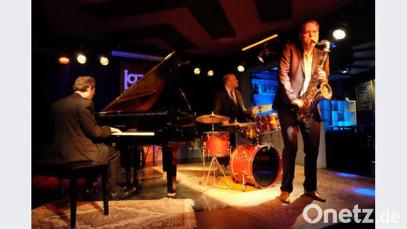 Three Wise Men: drei klassisch ausgebildete Musiker die ihre Liebe zur klassischen Musik gerne kombinieren mit der Liebe zum Improvisieren beim Swing. Musik in Wohnzimmer-Atmosphäre beim Jazz-Zirkel-Weiden. Bild: lr